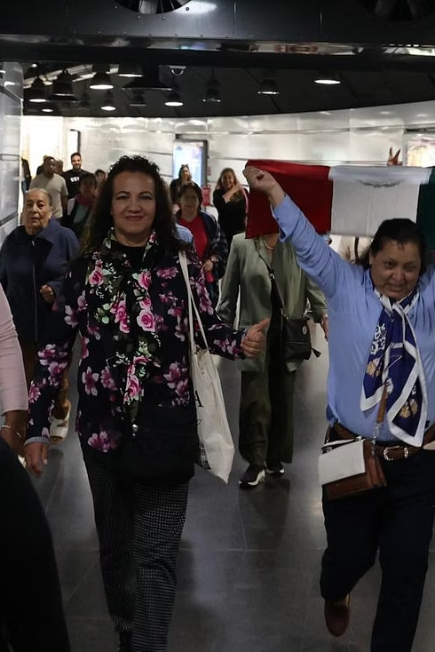 Peregrinos de Almas en Ruta caminando con la bandera de México